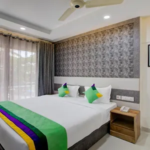 Treebo Shore Residency, 290 M From Lakeshore Hospital India